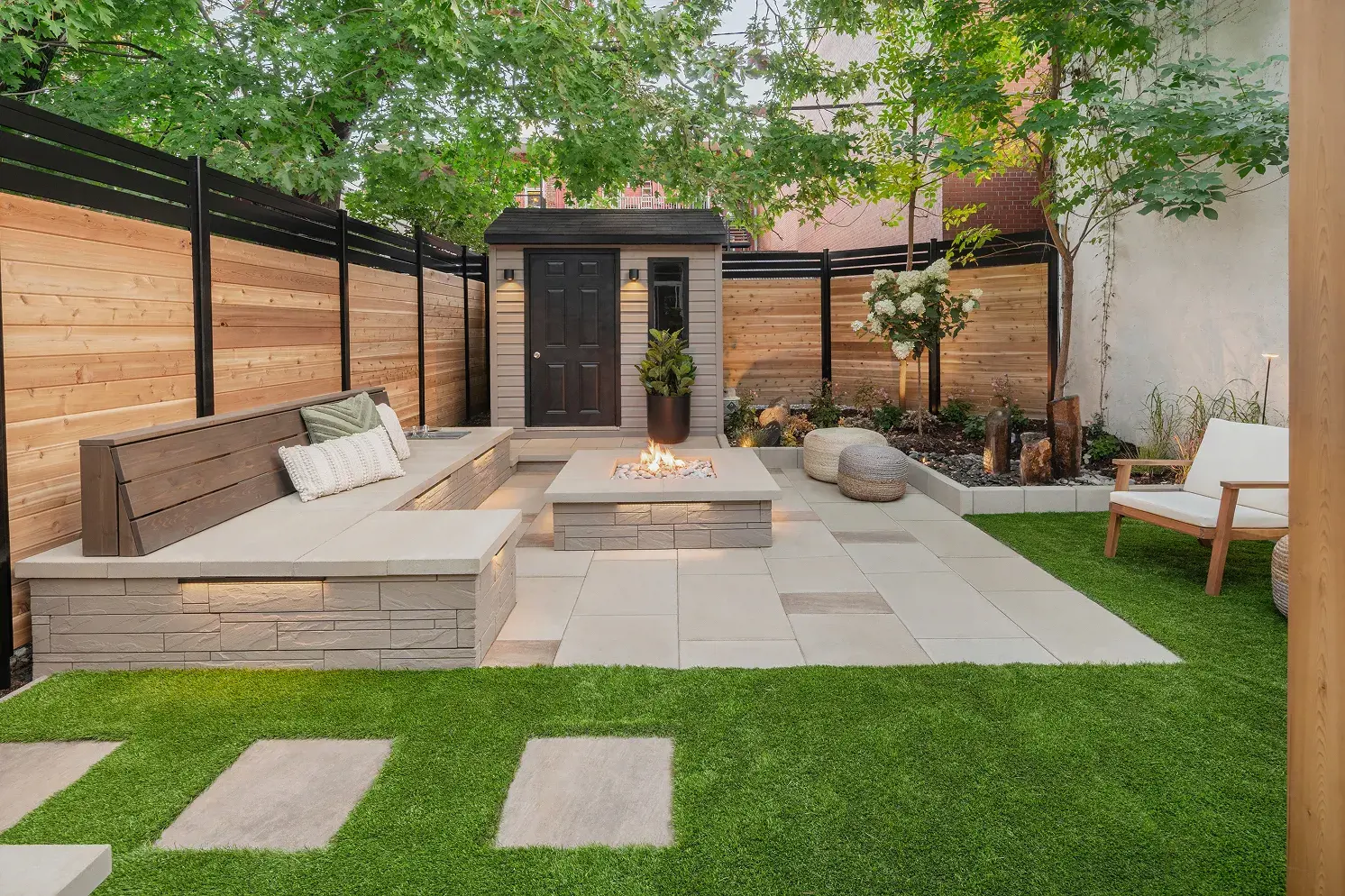 Banc intégré et coin salon sur un patio de dalles perméables conçu pour gérer le drainage