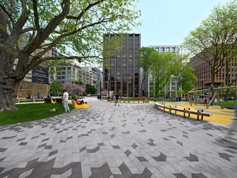 Des personnes qui profitent du parc St-Andrew's à Toronto avec le pavé Diamant Lisse en noir onyx et nickel grisé.