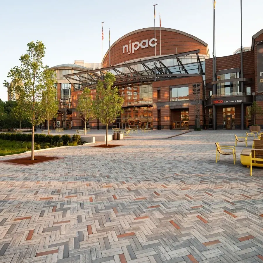 Place du NJPAC avec un motif en chevrons dynamique utilisant les pavés Westmount de Techo-Bloc, conçu pour mettre en valeur ce centre culturel emblématique.