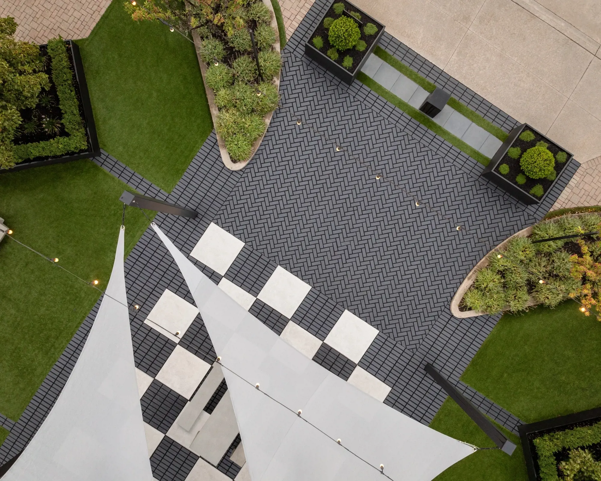 Place en damier au Peace Park avec pavés Mika HD² Smooth de Techo-Bloc en noir onyx, conçus pour un usage intensif.