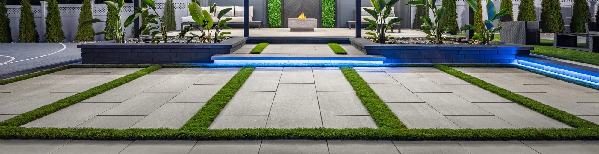 Espace extérieur moderne avec dalles grand format Para de Techo-Bloc, aux joints ultra serrés et finition lisse HD², créant un design de patio contemporain et épuré.