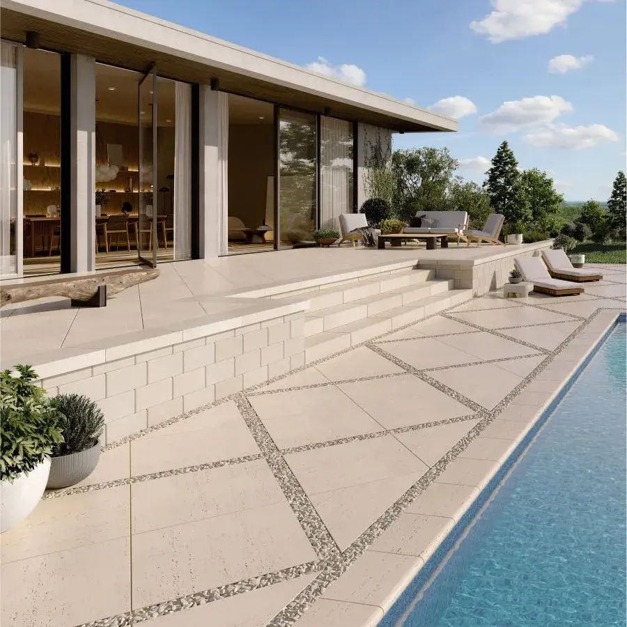 Dalles Travertina Raw avec un aspect pierre naturelle disposées autour d'une piscine, offrant un espace extérieur élégant et épuré avec la protection Klean-Bloc pour la durabilité.