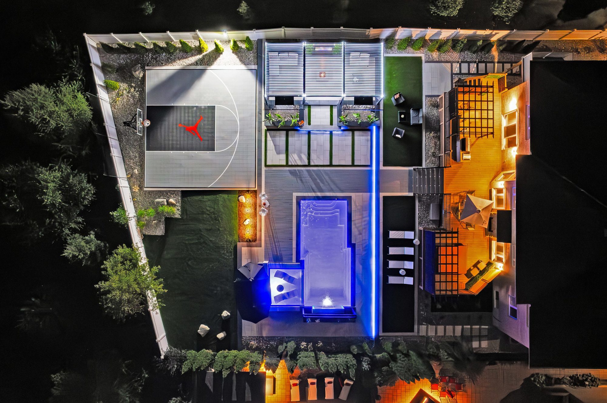 Backyard seating area incorporating Borealis slabs in Riviera, adding warmth with their wood-like texture.