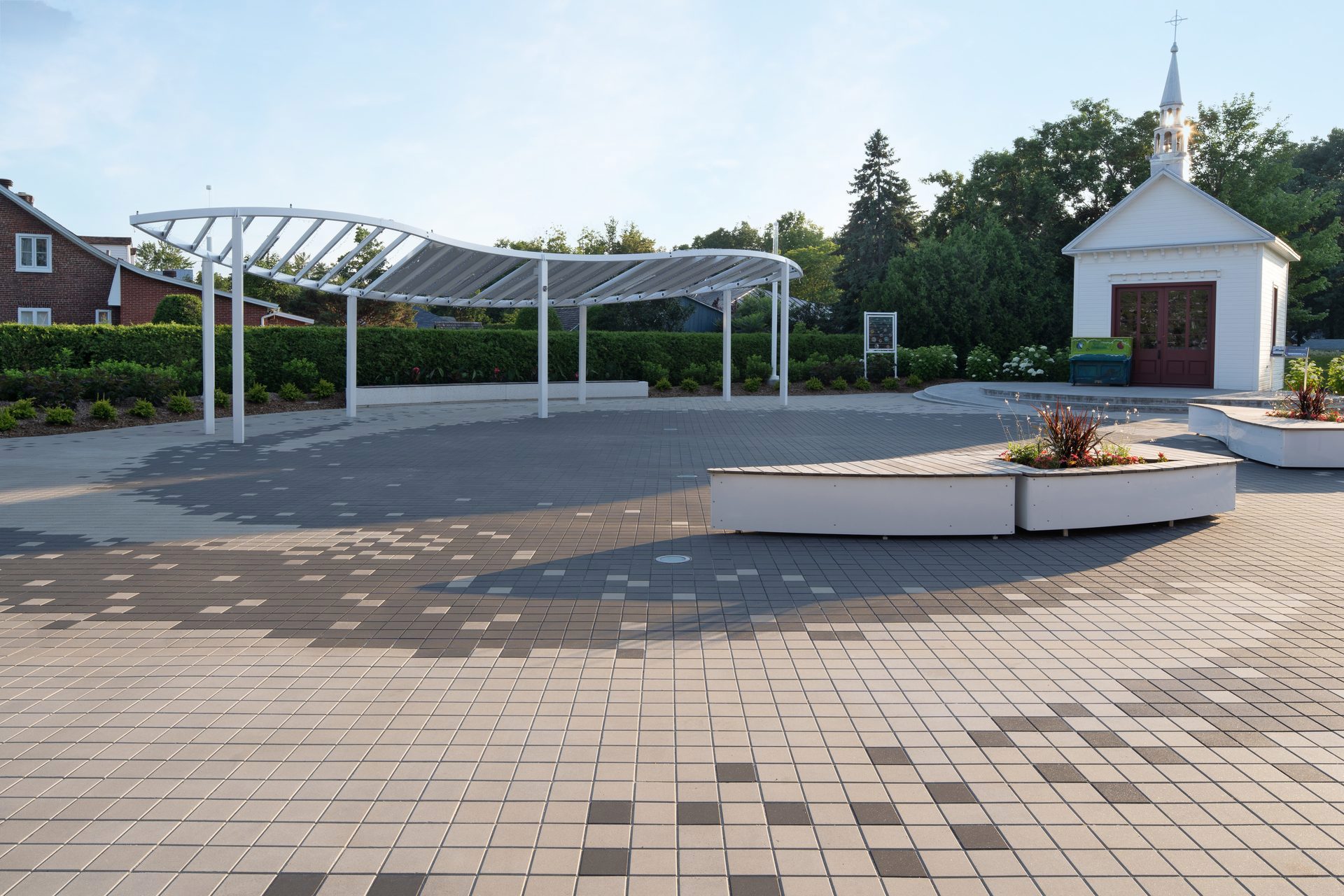 Un plan rapproché sur les détails du motif du pavé Industria dans le cadre du projet de la Place du 350e.