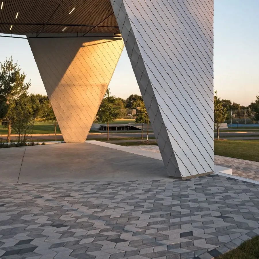 Espace public du parc Philippe-Villeneuve avec un design géométrique en pavés Diamond de Techo-Bloc, créant un lieu de rencontre marquant pour la communauté.