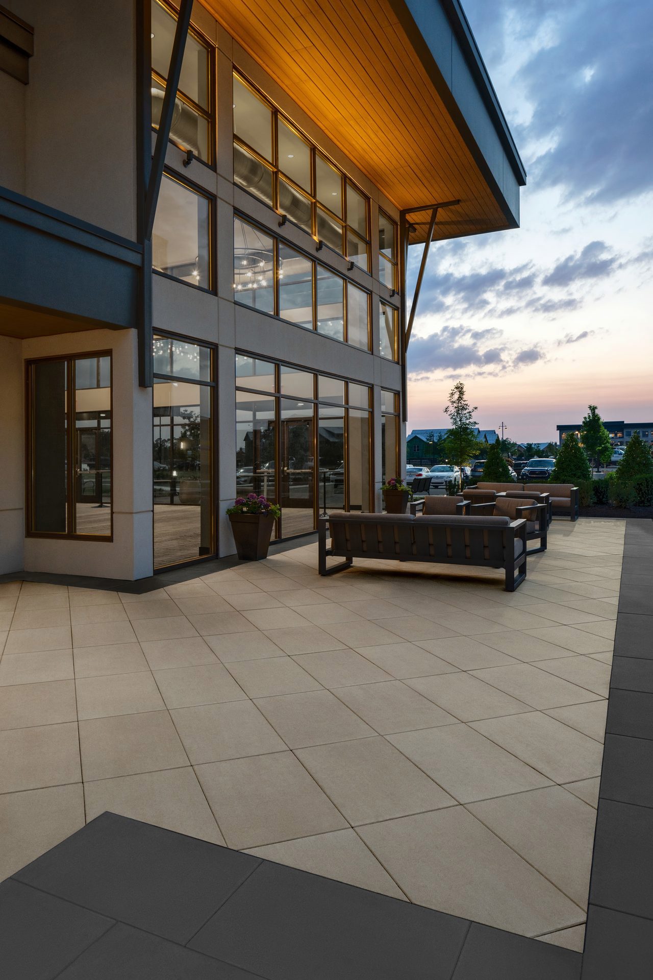 Un espace où s'asseoir à l'extérieur de l'hôtel Embassy Suites où on y voit les dalles commerciales Para de Techo-Bloc dans les couleurs noir onyx et beige crème.