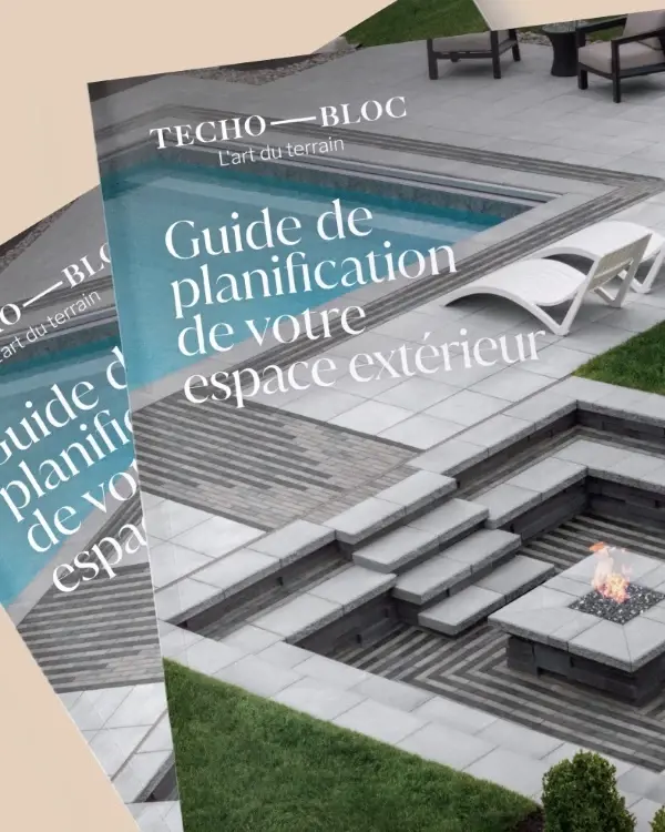 Couverture du guide de planification de votre espace extérieur Techo-Bloc sur un patio moderne avec marches et foyer.