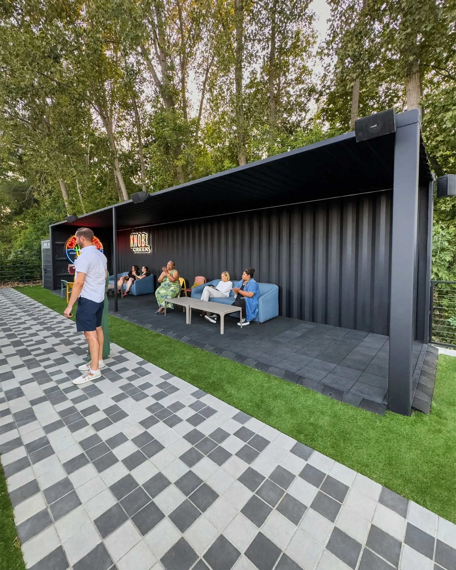 Pavés Industria 150 en tons alternés au Yard at Sam Hill, valorisant les zones de repos extérieures avec un rythme géométrique.