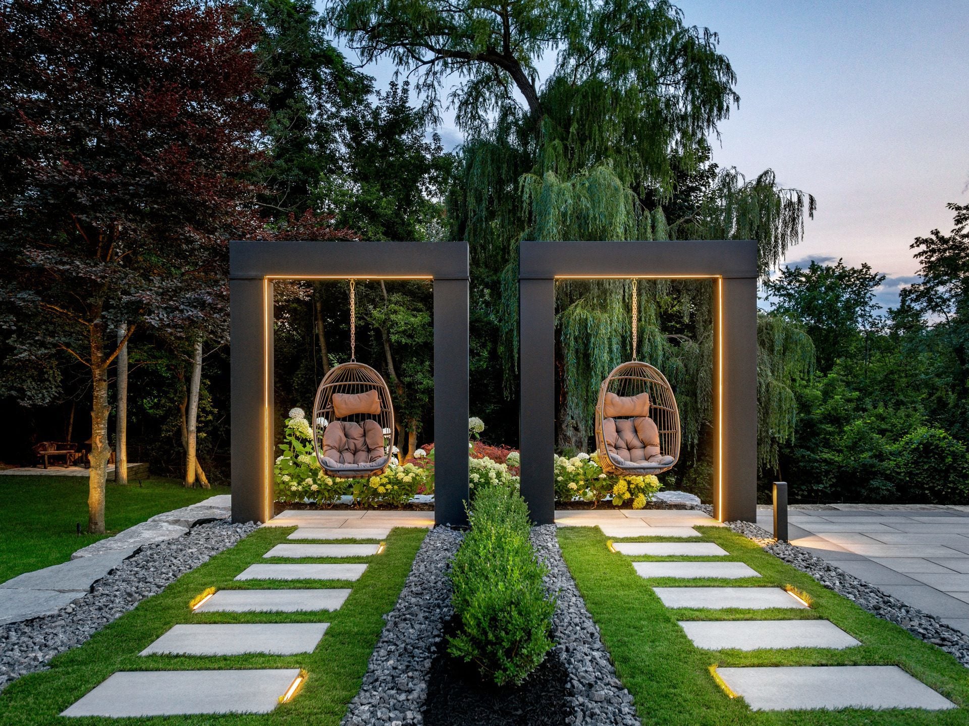 Espace extérieur moderne avec pavés de béton et allées paysagées, représentant la planification financière d’un projet d’aménagement extérieur.