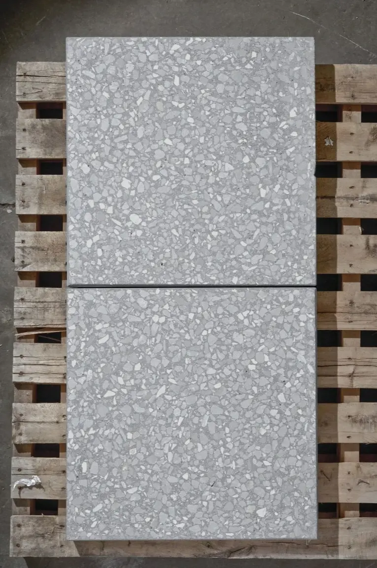 Échantillon de couleur de dalle terrazzo Techo-Bloc Gris Pierre de Lune aux tons gris équilibrés et granulats subtils