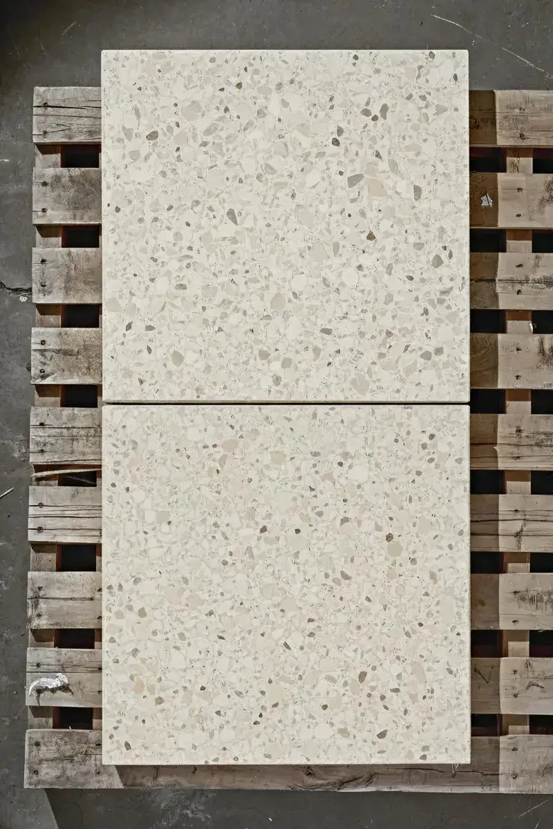 Échantillon de couleur de dalle terrazzo Techo-Bloc Beige Céleste montrant des tons beige chauds et des granulats naturels