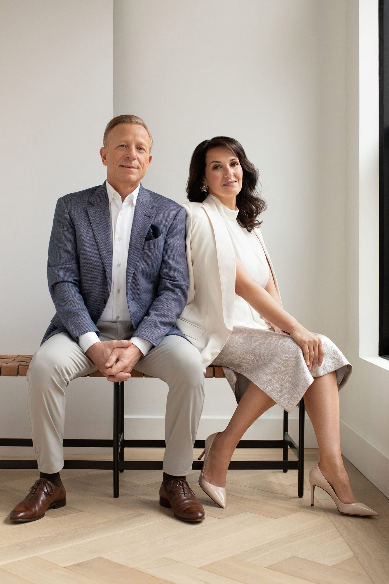 Deux dirigeants de l’entreprise assis ensemble dans un cadre professionnel.