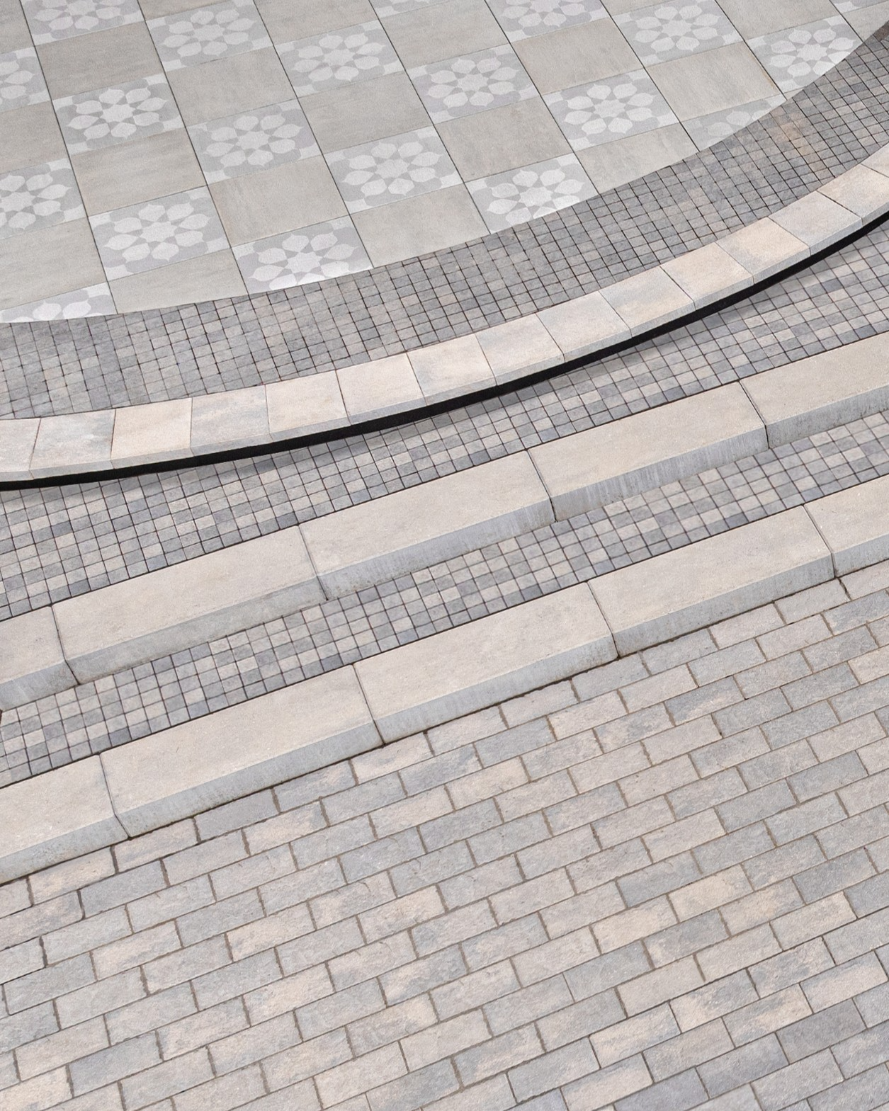 Allée du Peace Park bordée de pavés Squadra de Techo-Bloc en gris schiste, utilisés pour bordures et paliers d’escalier.