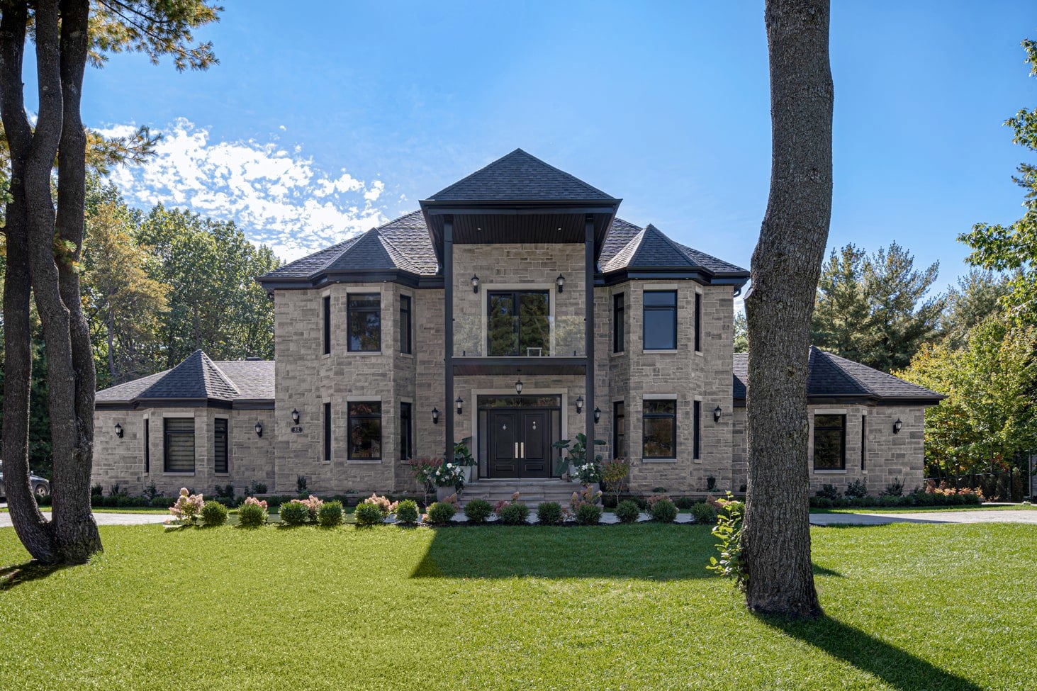 Alür masonry stone veneer with a fine linear ribbed face