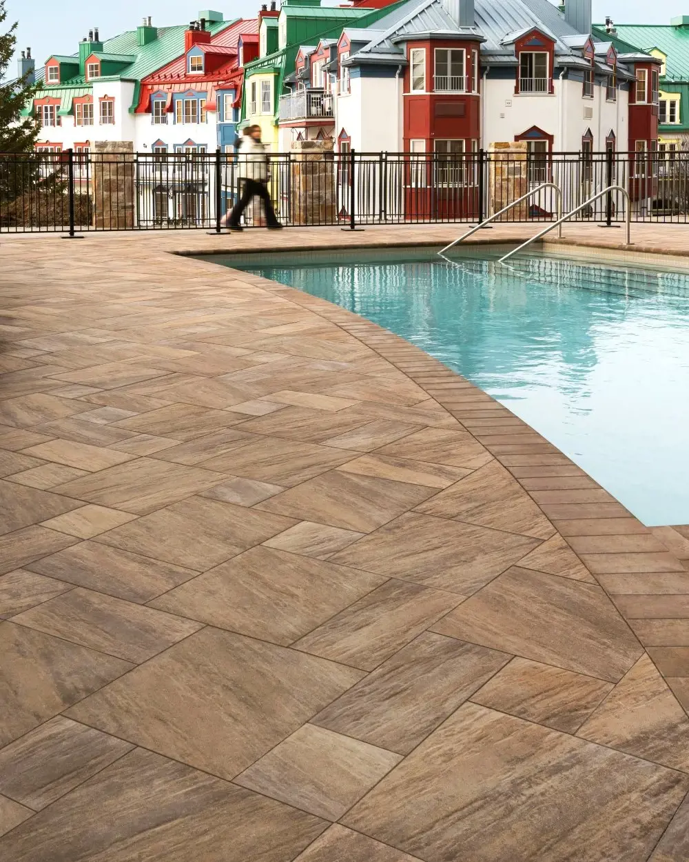 Allée chauffée au bord de la piscine du Fairmont Tremblant en dalles Everest HD² Ardoise Brun Châtaigne de Techo-Bloc pour la sécurité hivernale.