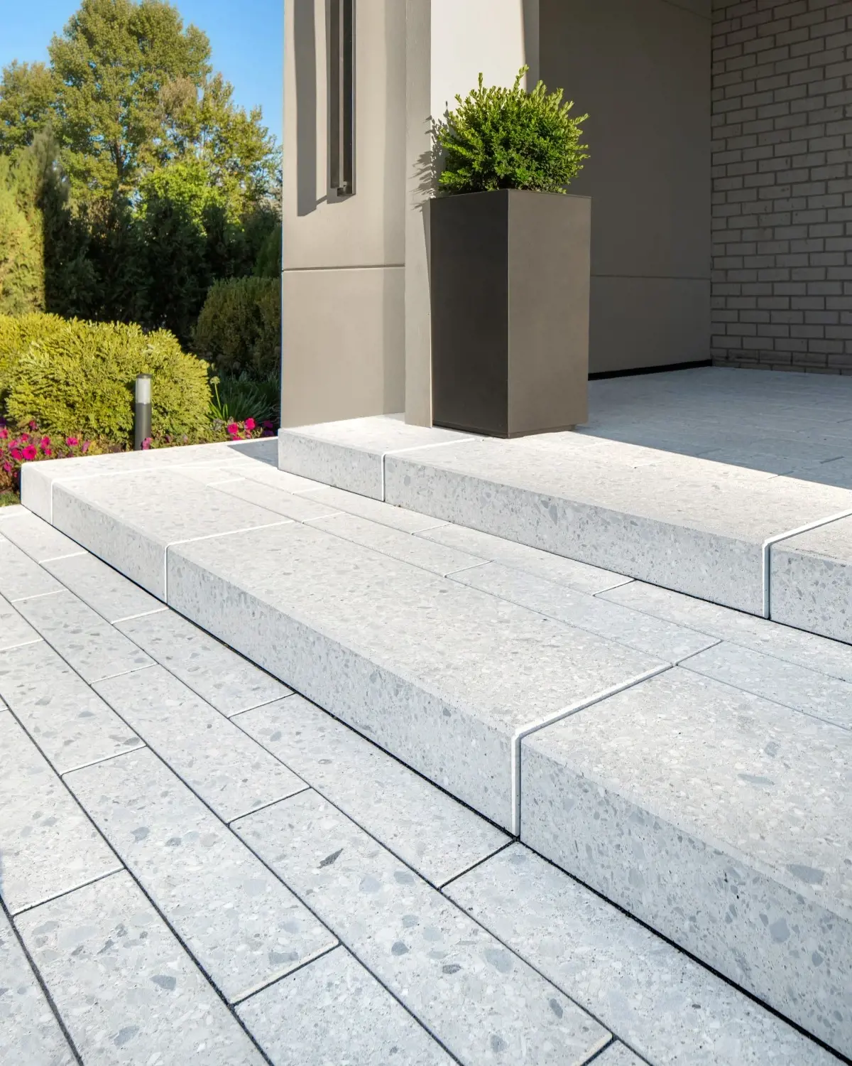 Marches extérieures modernes avec marches terrazzo Techo-Bloc au fini lisse et poli utilisées pour une entrée architecturale épurée