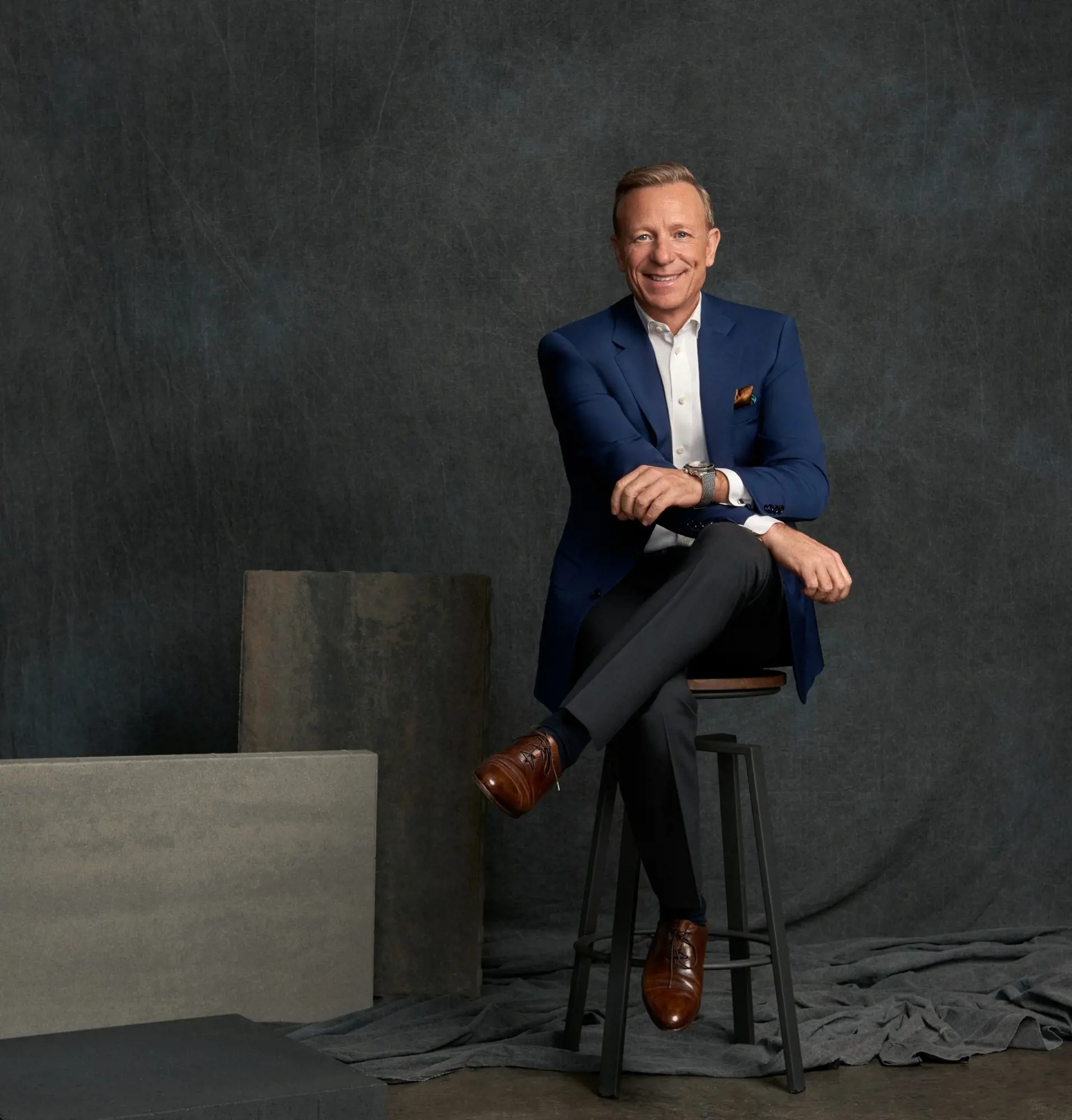 Charles Ciccarello, fondateur de Techo-Bloc, assis en complet bleu à côté de la citation « On ne rentrait pas dans le moule, alors on a créé le nôtre. »