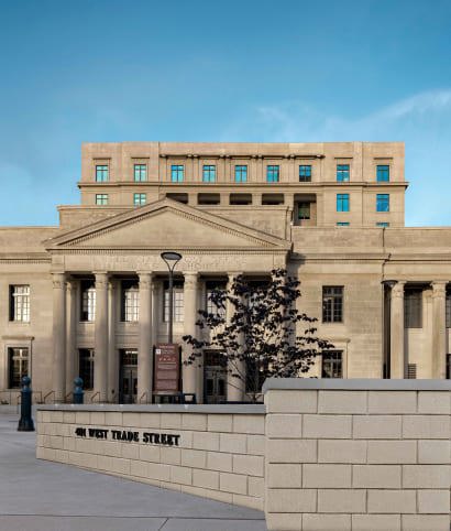 Raffinato retaining wall caps by Techo-Bloc installed on a Raffinato commercial wall project in front of a government building