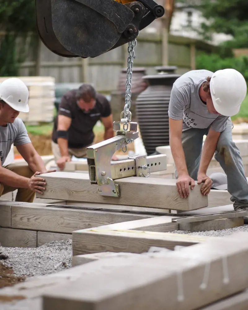 Contracteurs Techo-Pro posant des pavés sur chantier, illustrant un service d’installation expert de Techo-Bloc.