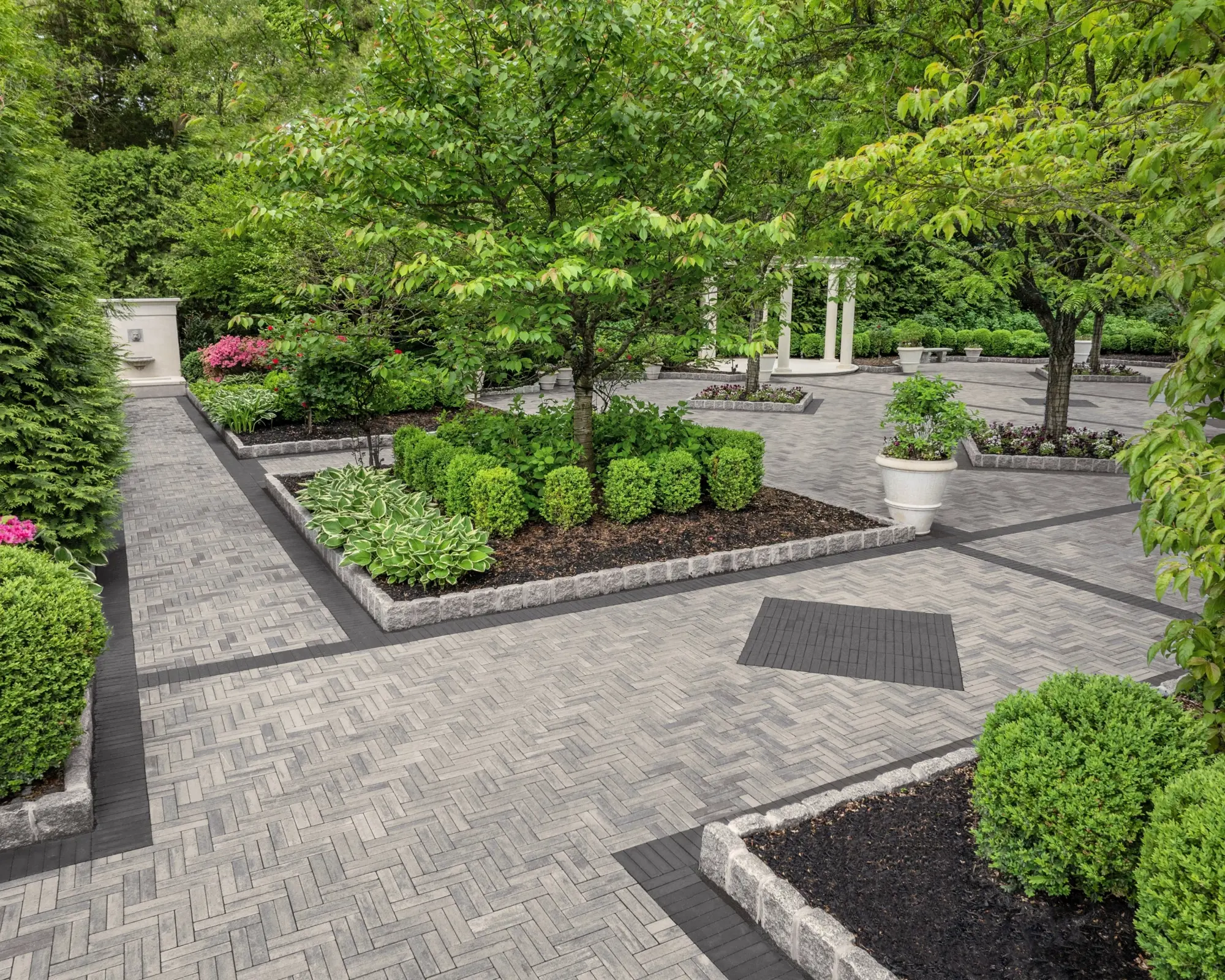 Cour du Estate at Florentine Gardens avec pavés Westmount en Gris Calcaire et Noir Onyx, rehaussant le design élégant du jardin.