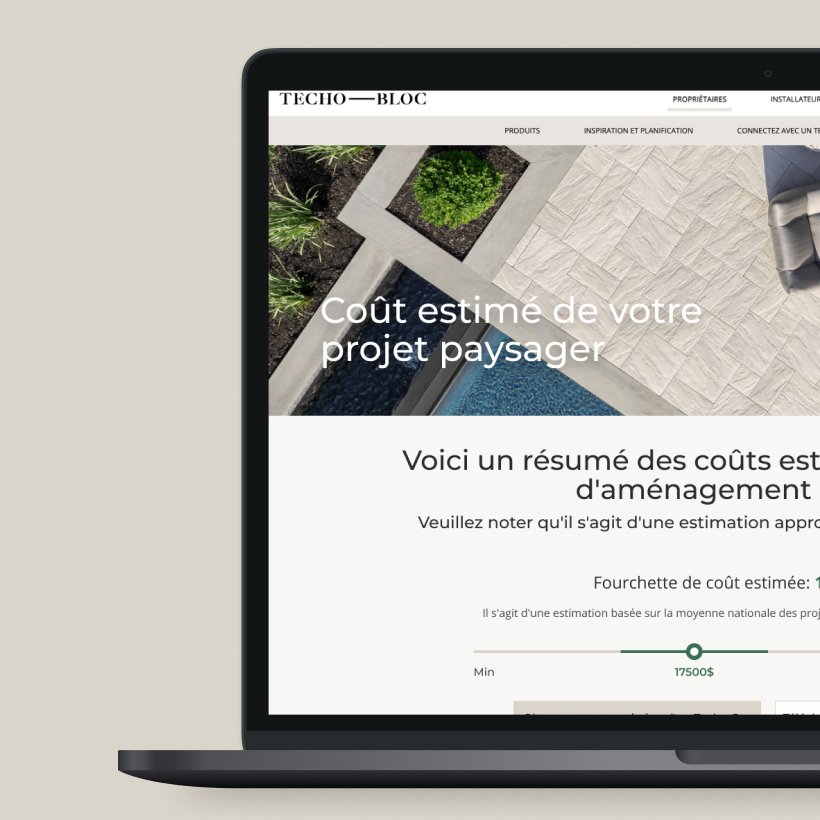 Équipe d’aménagement paysager installant des blocs de béton à l’aide d’un équipement de levage sur le chantier d’un projet résidentiel d’aménagement extérieur, utilisant des produits Techo-Bloc.