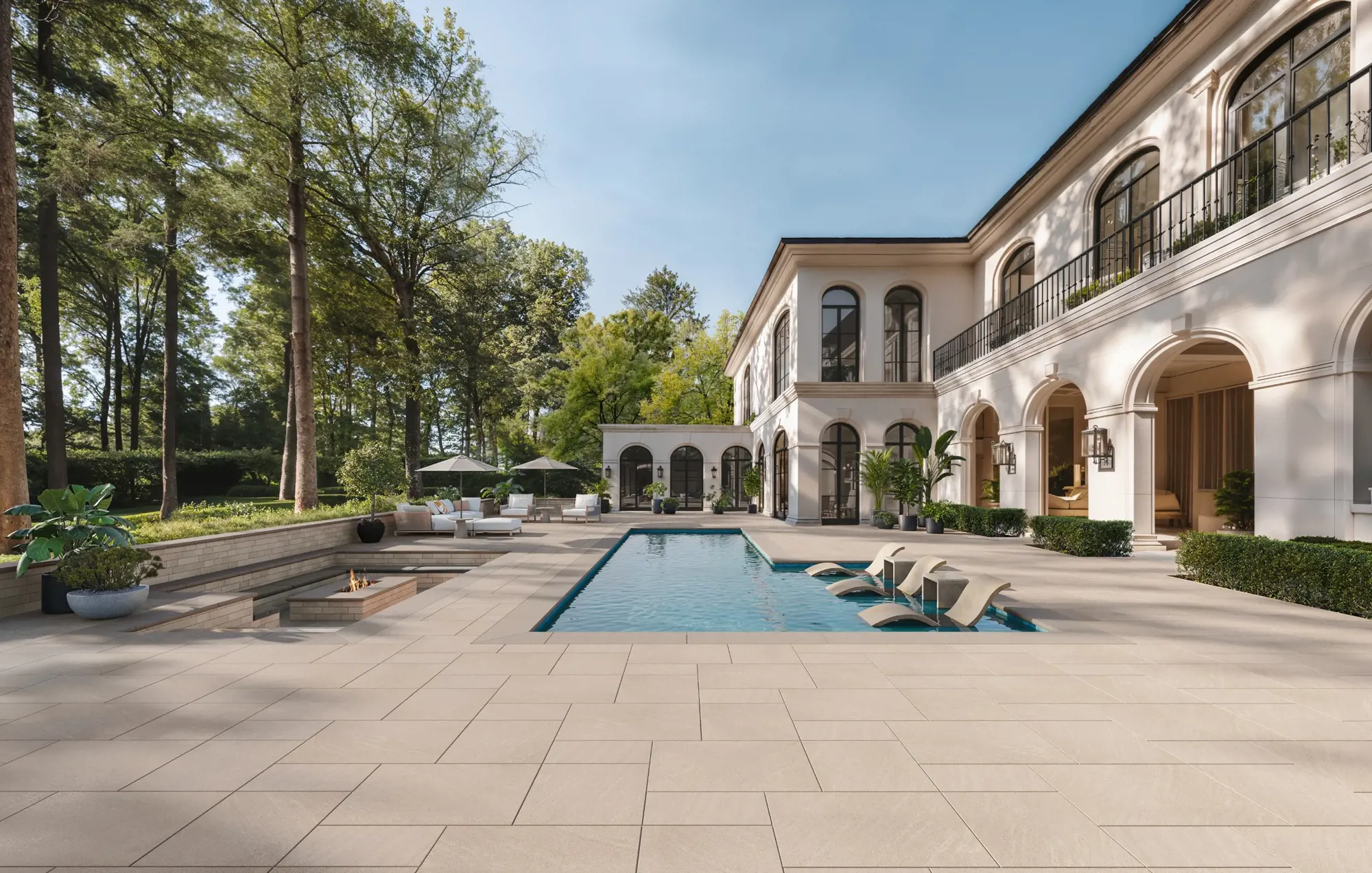 Cour arrière élégante avec dalles grand format autour d’une piscine moderne, illustrant l’engagement de Techo-Bloc envers l’excellence du design.