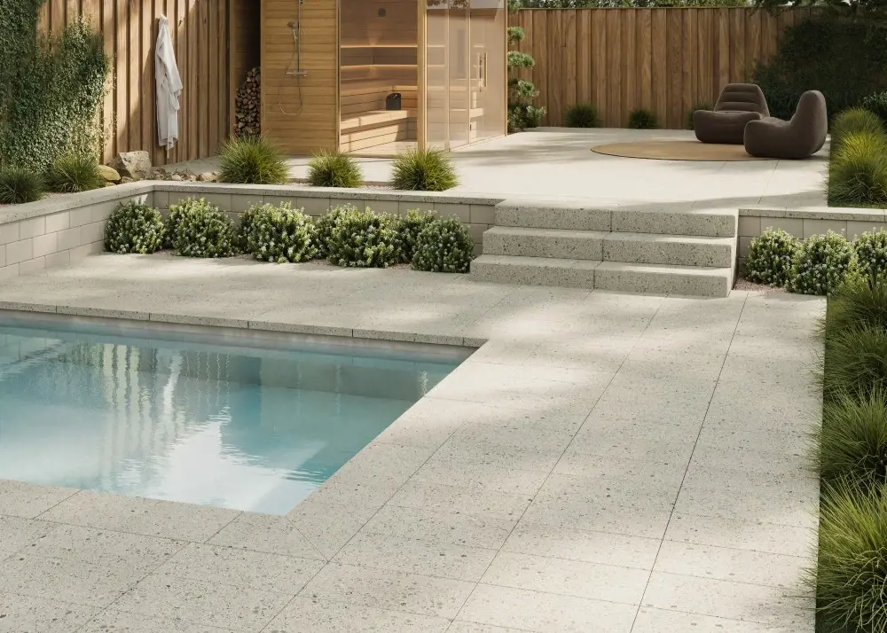Terrasse au bord de la piscine avec dalles, marches et couronnements terrazzo Techo-Bloc en Beige Céleste au fini doux et neutre