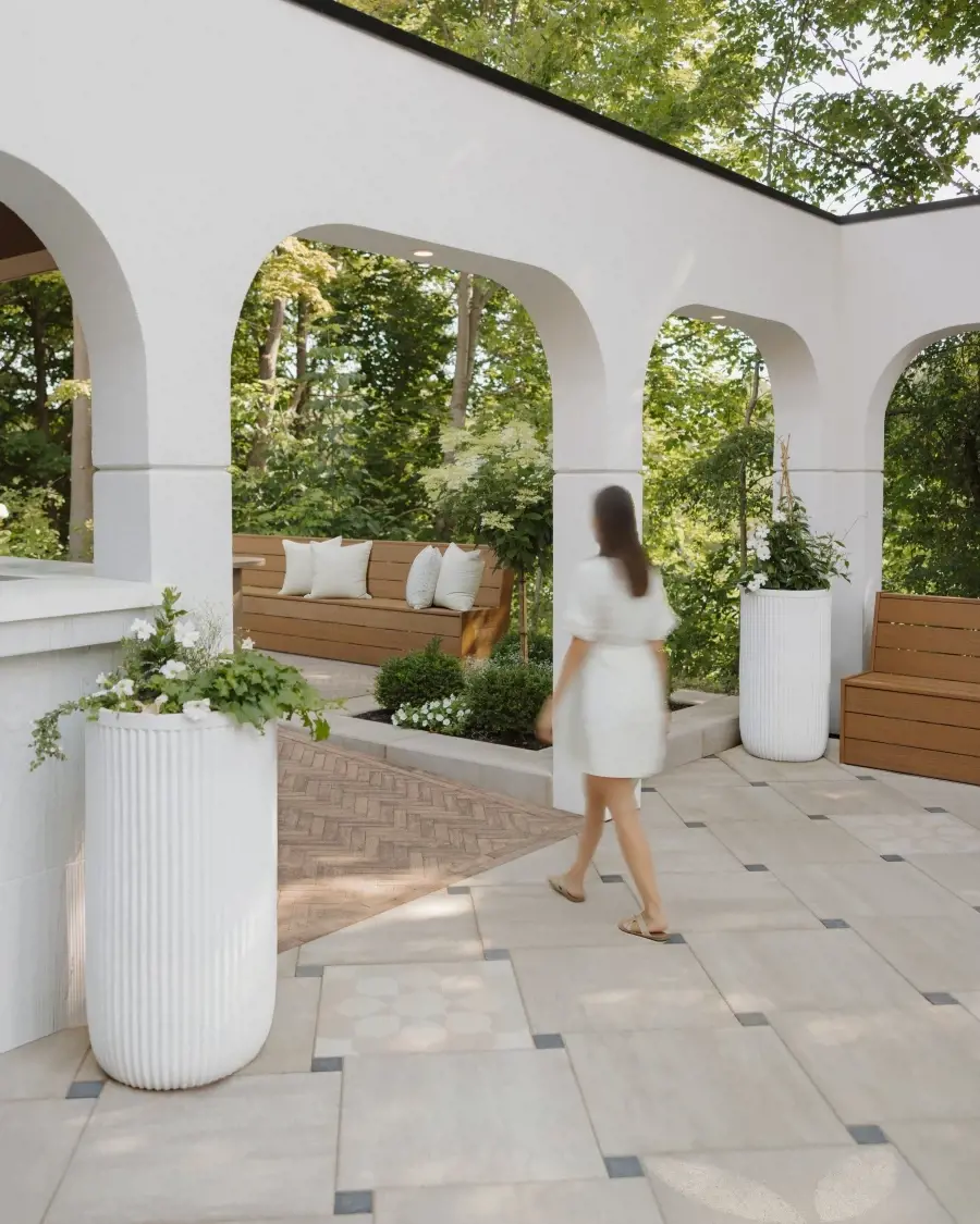 Covered seating area finished with Industria 600×600 slabs in Caffè Crema, highlighting clean lines, soft textures, and restrained elegance.