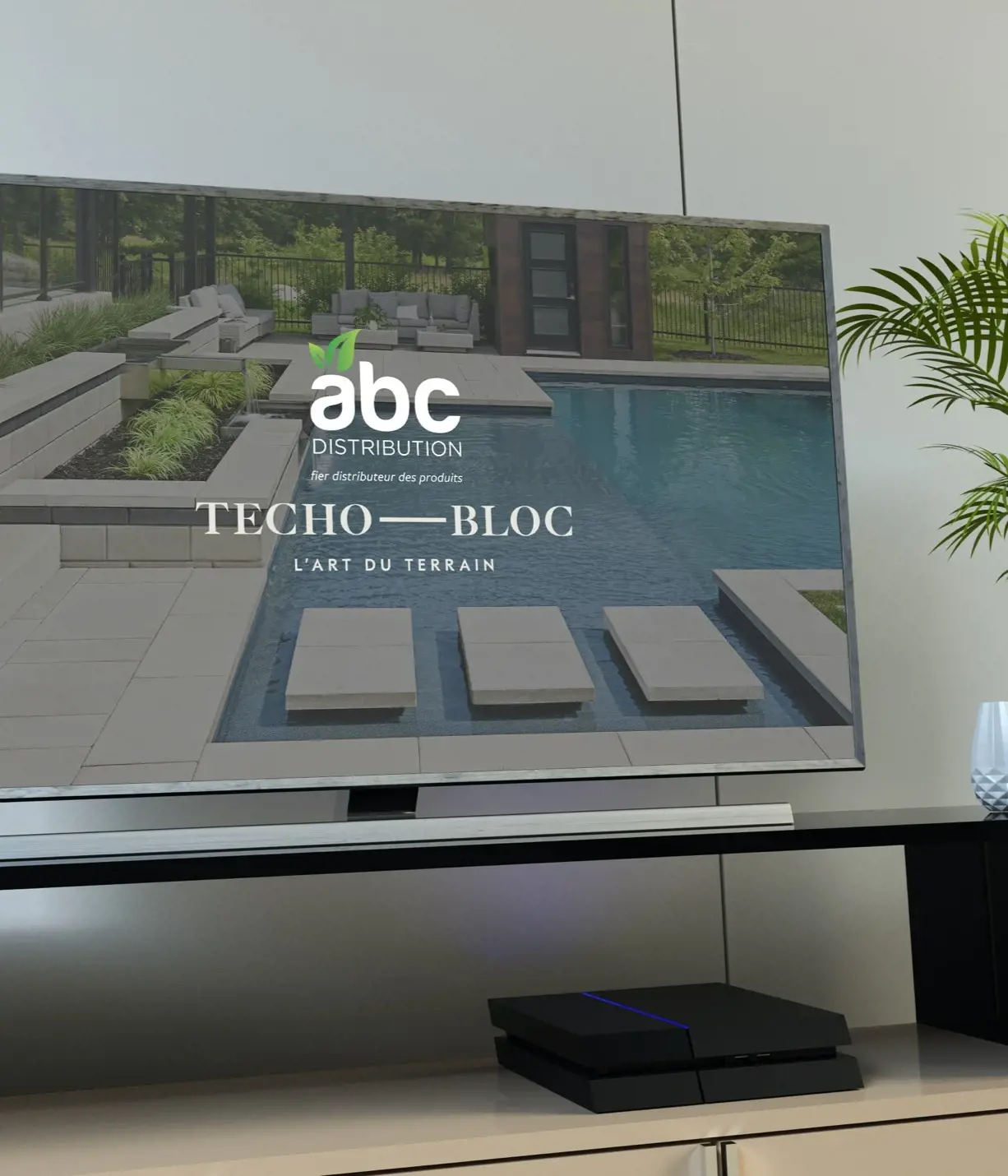 Directives de marketing télé avec une scène d’aménagement extérieur Techo-Bloc à l’écran.