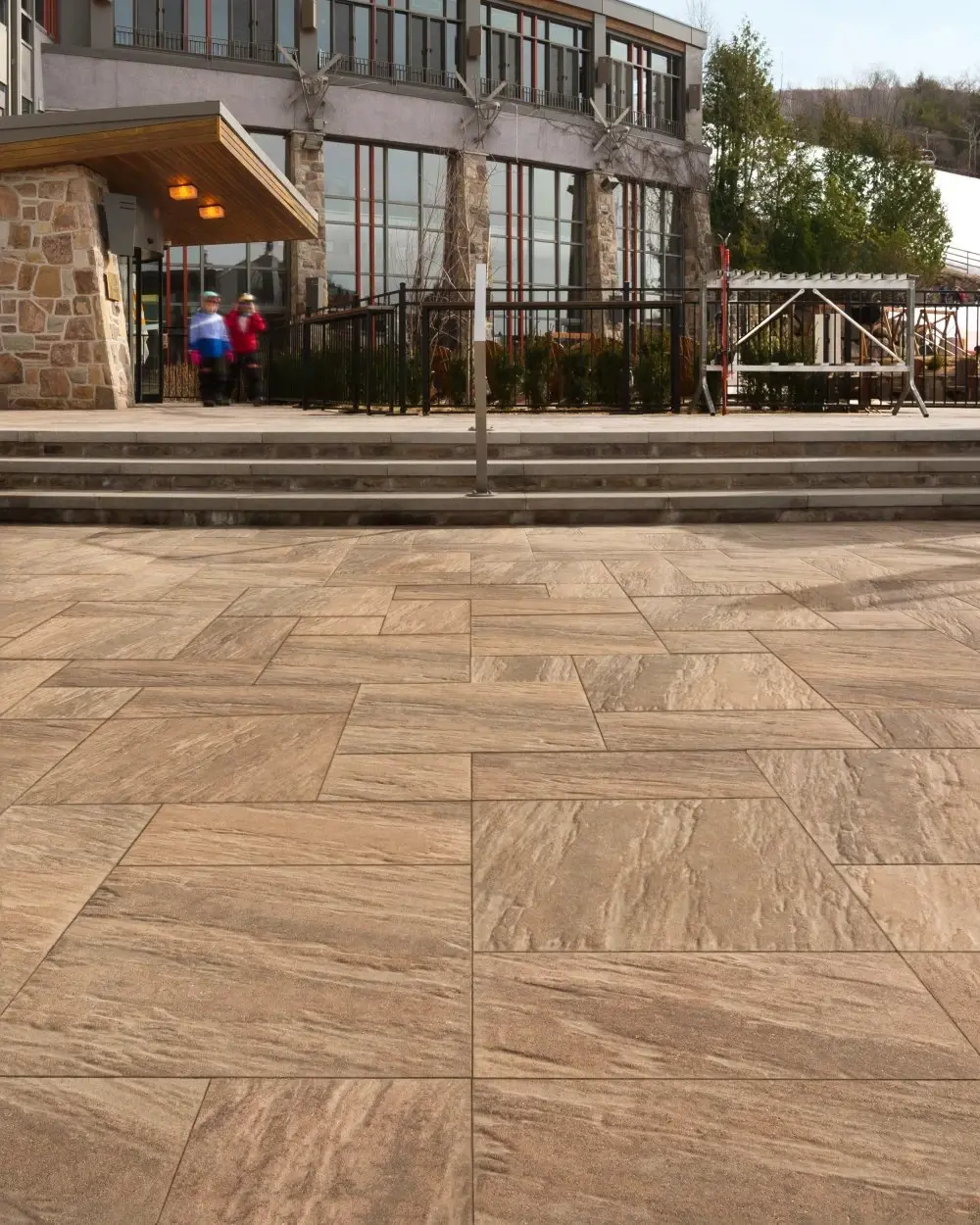 Espace d’accueil du Fairmont Tremblant en dalles Everest HD² Ardoise Brun Châtaigne de Techo-Bloc, conçu pour résister à une forte circulation des invités.