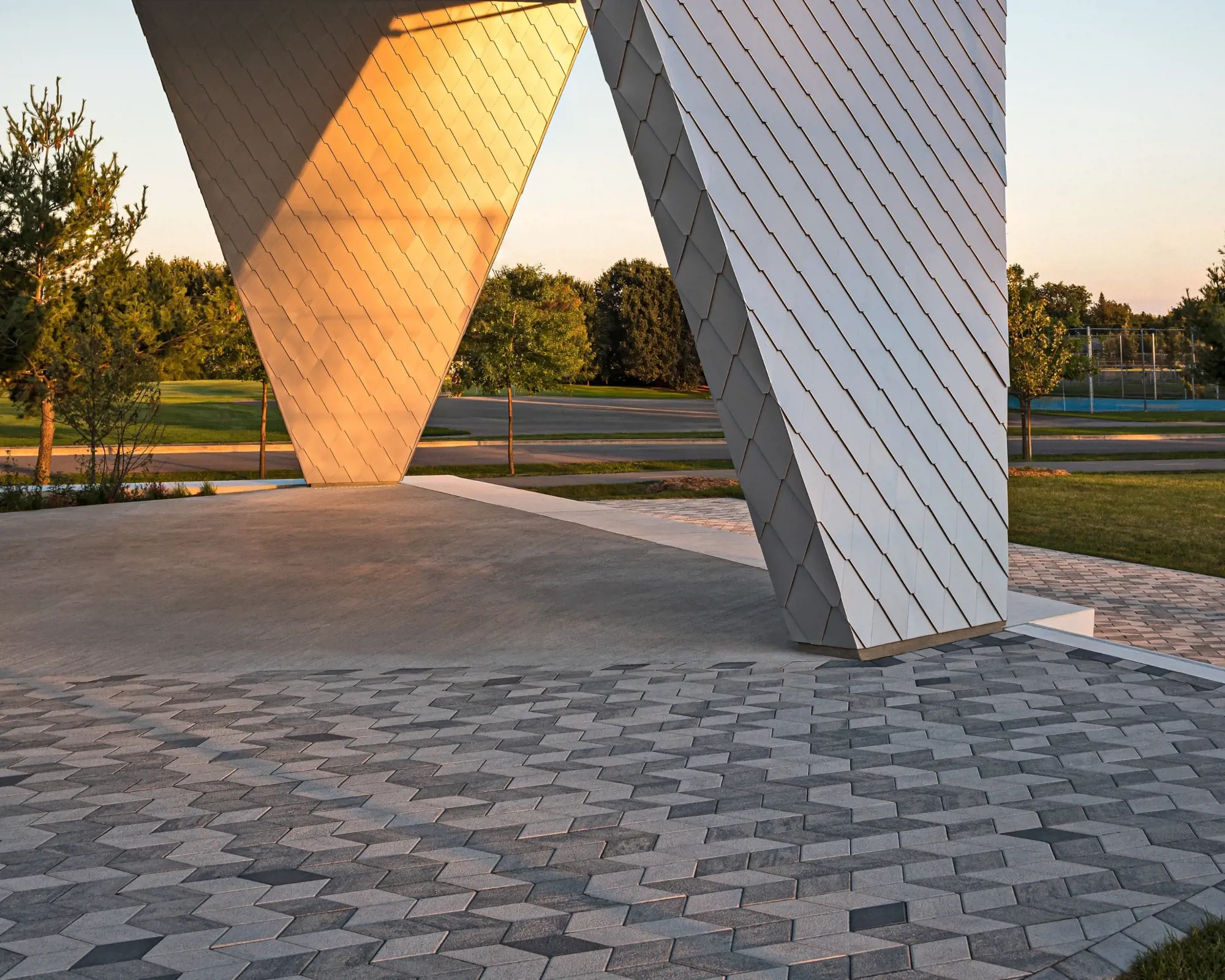 Pavés Diamond HD² Smooth gris au parc Philippe-Villeneuve créant une place moderne et géométrique.