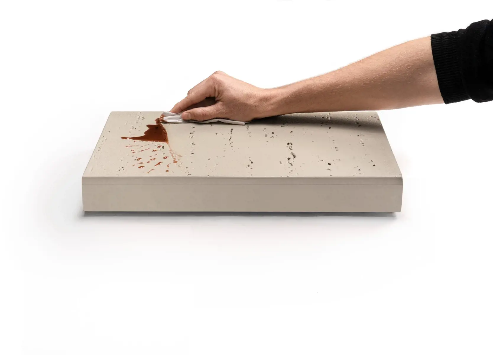 La technologie Klean-Bloc de Techo-Bloc, offrant une protection avancée contre les taches, les rayures, la décoloration et les glissades, garantissant des surfaces extérieures vibrantes et faciles à entretenir