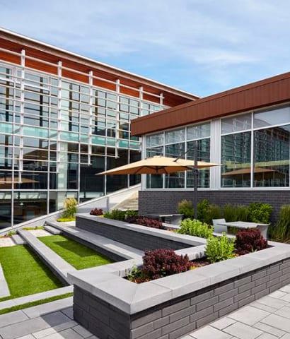 Raffinato wall collection installed in a university courtyard creating different levels for auditorium style outdoor seating.