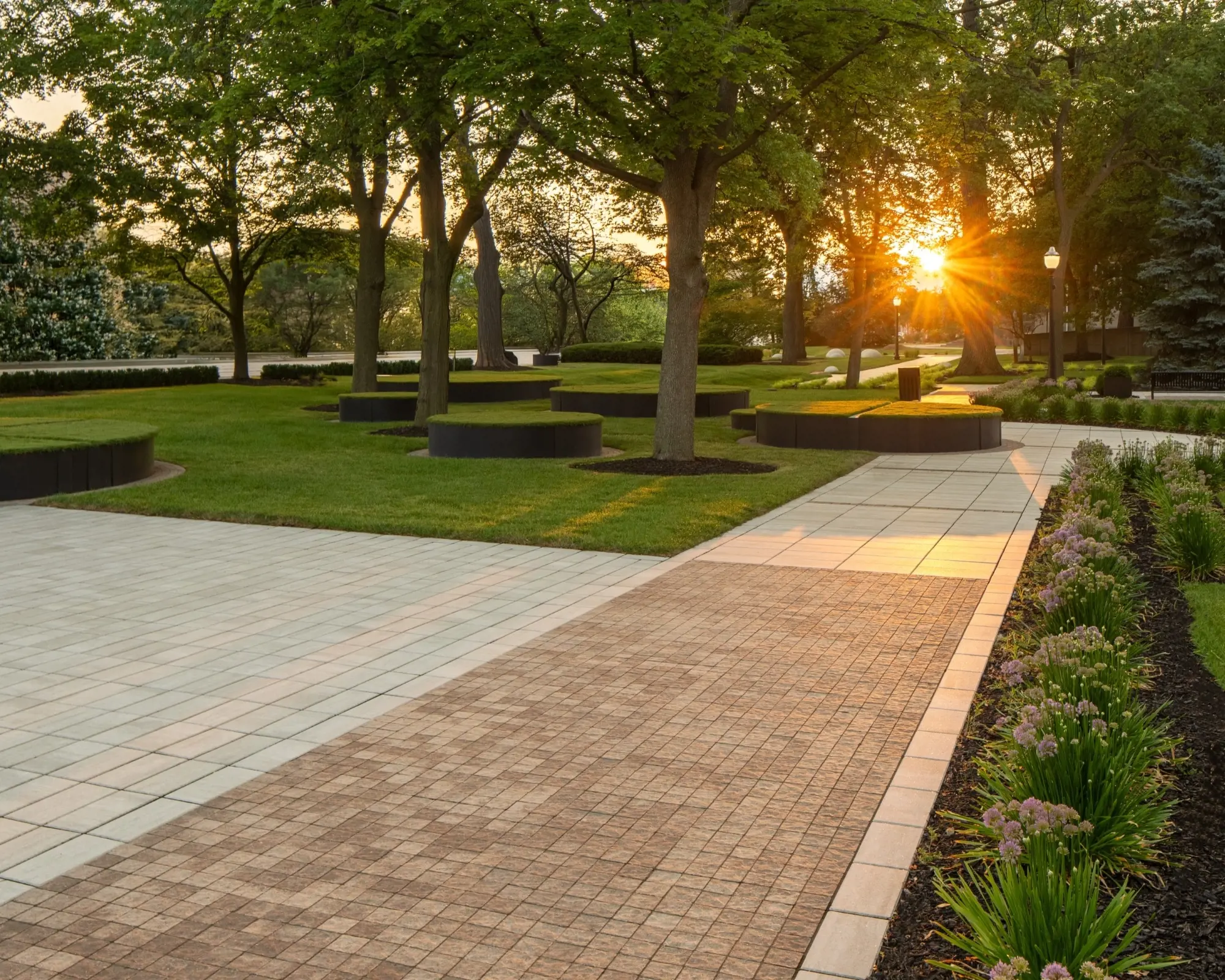 Zone de jeux du Peace Park avec pavés Squadra Slate de Techo-Bloc, ajoutant chaleur et structure aux installations.

