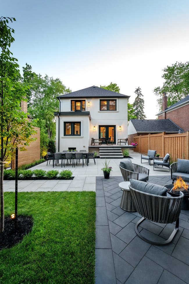 Jardin comprenant un coin repas avec vue sur le foyer et le coin repas &#xE0; l&#x27;arri&#xE8;re-plan