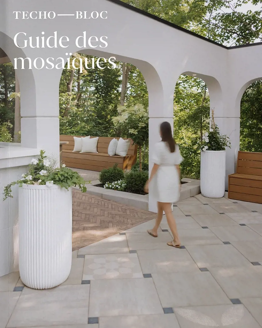 Guide Mosaic de Techo-Bloc montrant un patio moderne avec arches blanches et motifs géométriques.