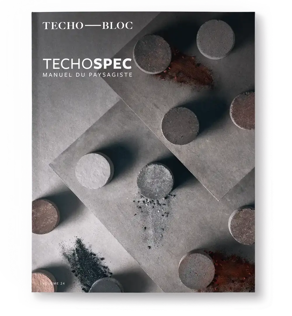 Couverture du guide des spécifications Techo-Bloc montrant des échantillons de matériaux texturés disposés en composition graphique.