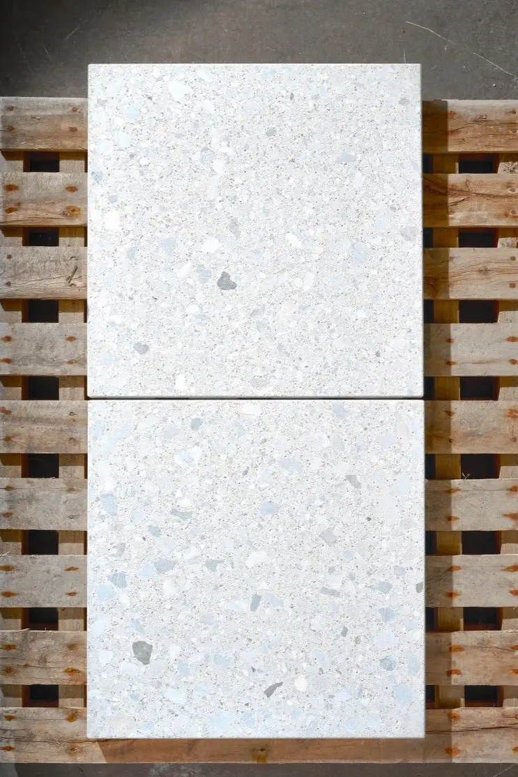 Échantillon de couleur de dalle terrazzo Techo-Bloc Blanc Minéral aux tons clairs et à granulats finement mouchetés