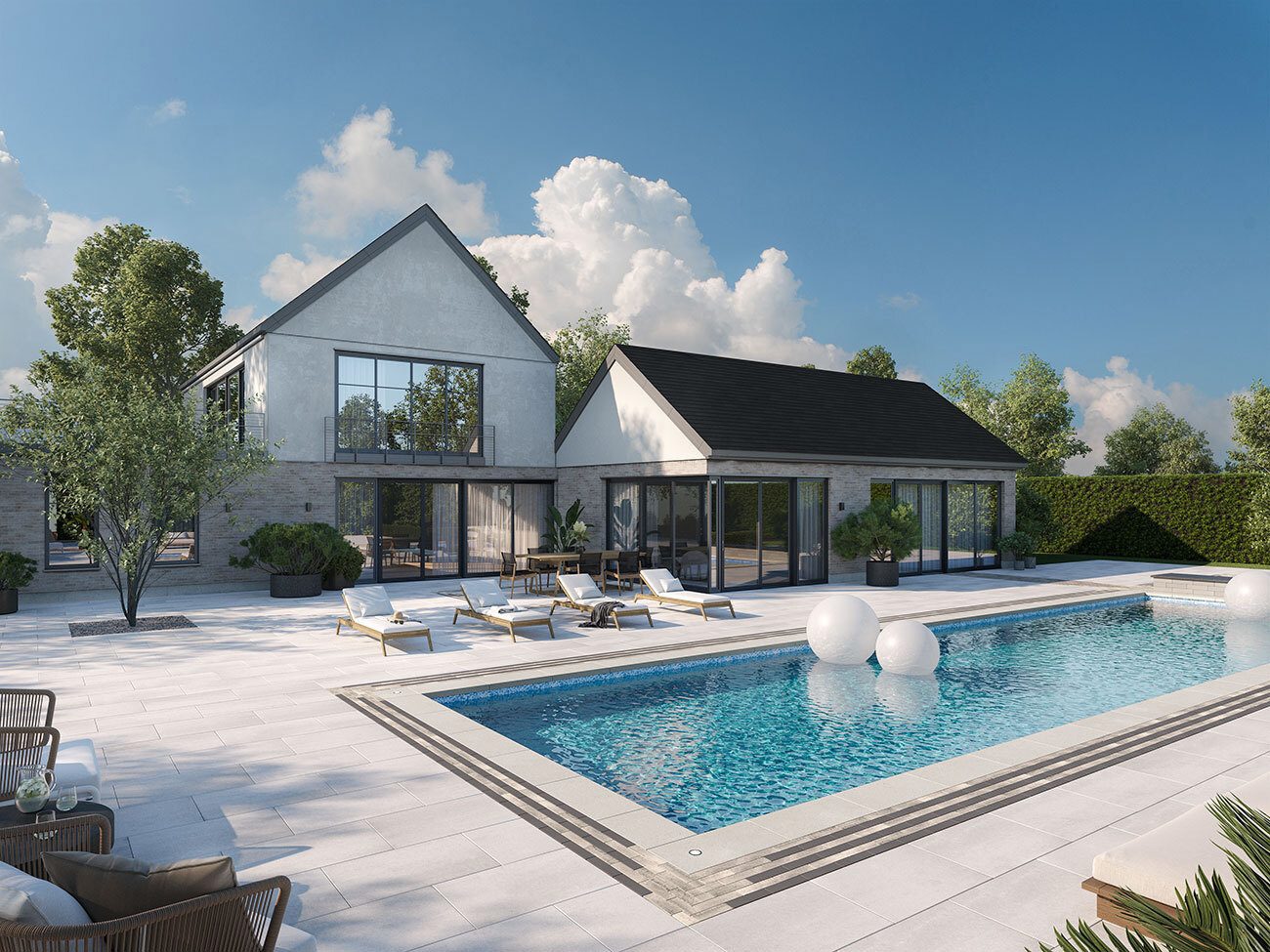 Une arri&#xE8;re-cour dans une grande maison avec une piscine rectangulaire et des dalles de patio gris clair.