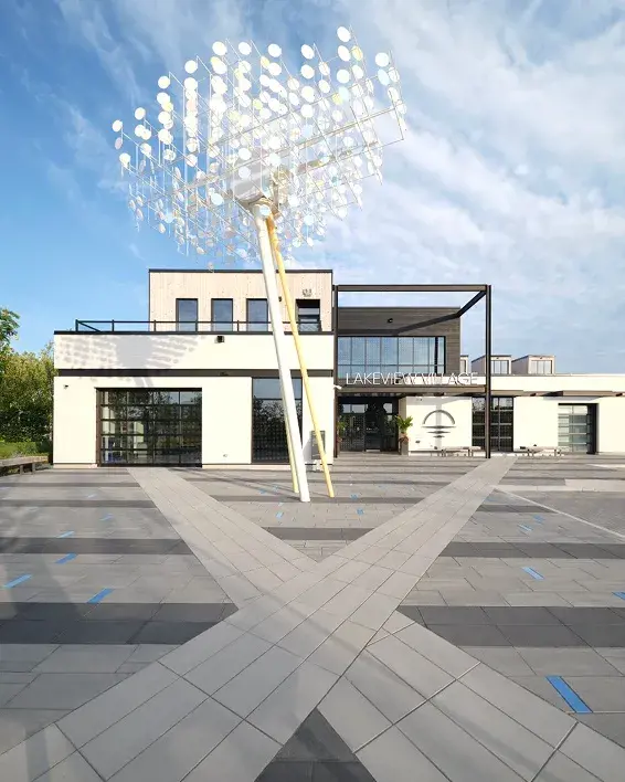 Pavés Industria HD² Smooth en motifs géométriques au Lakeview Village, district culturel de Mississauga.