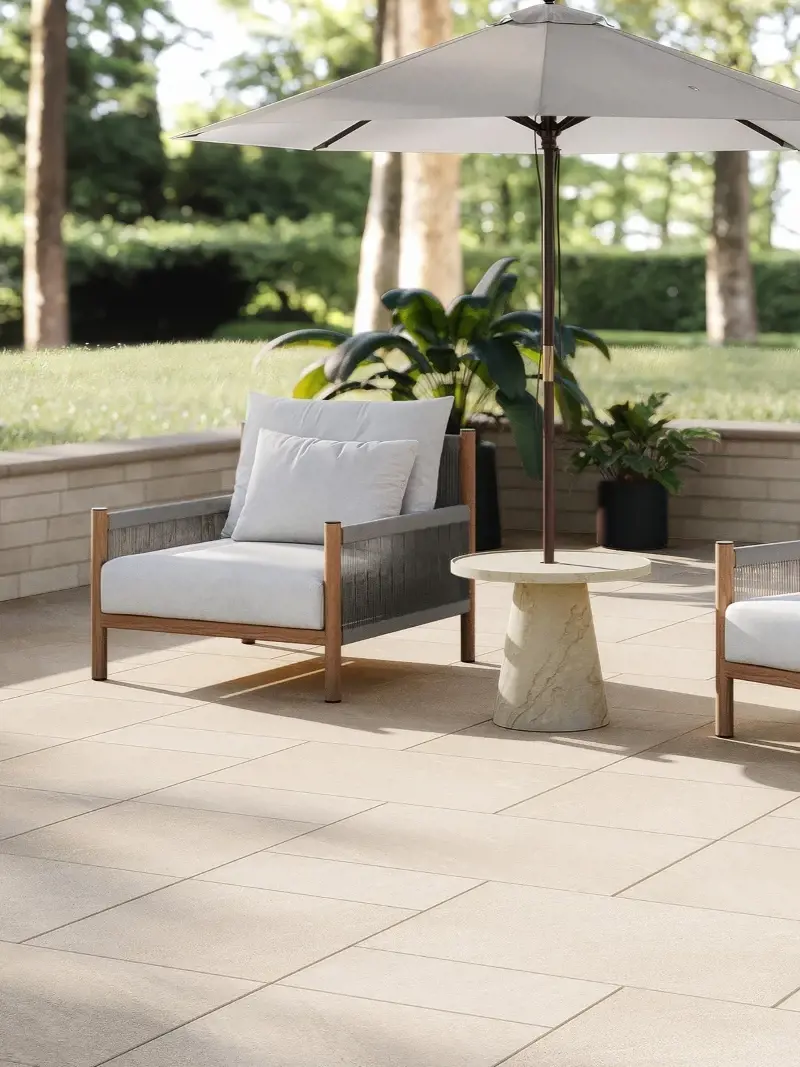 Patio extérieur avec pavés grand format et mobilier moderne
