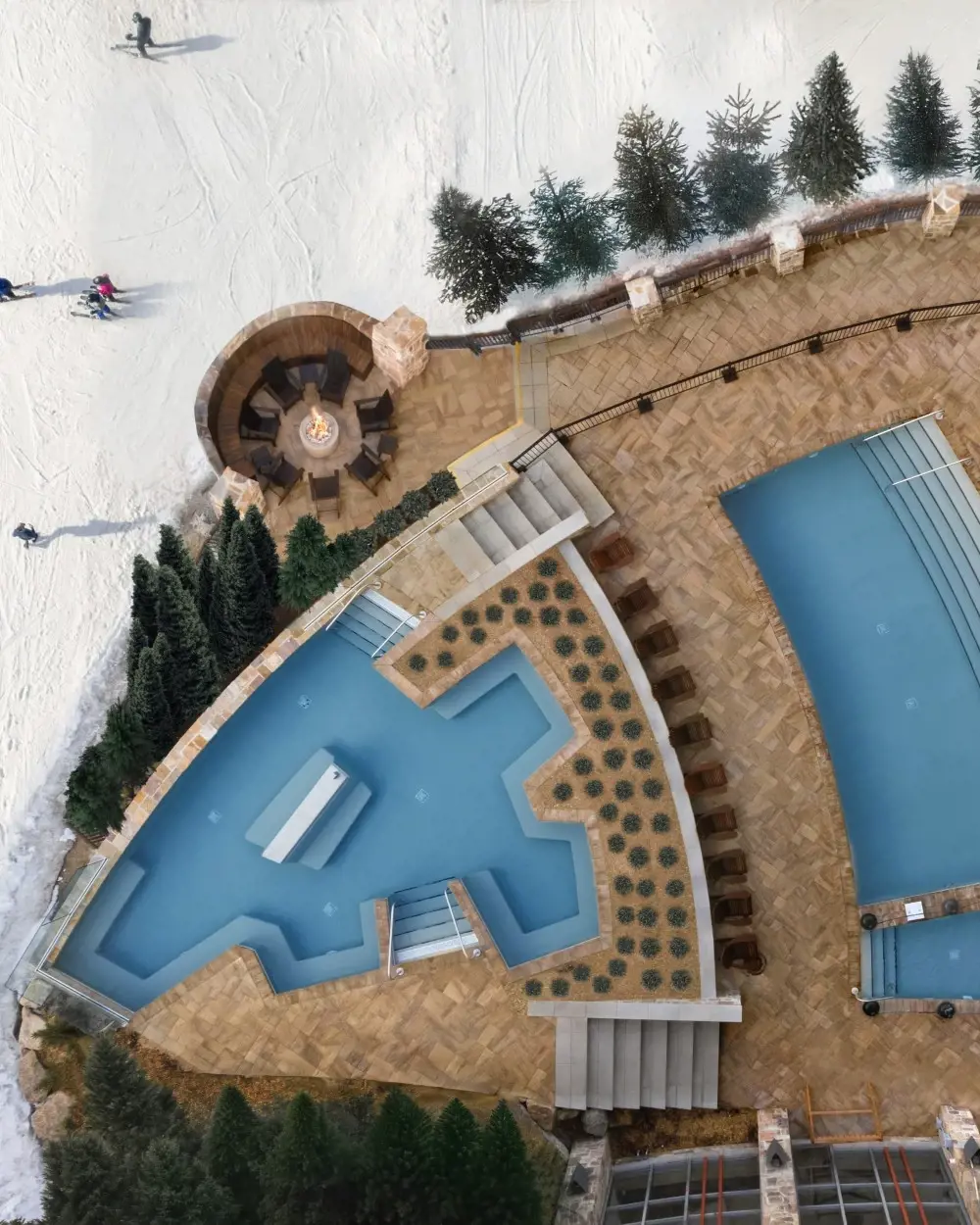 Vue aérienne du Fairmont Tremblant avec terrasse de piscine en dalles Everest HD² Ardoise Brun Châtaigne de Techo-Bloc, adaptée aux hivers québécois.