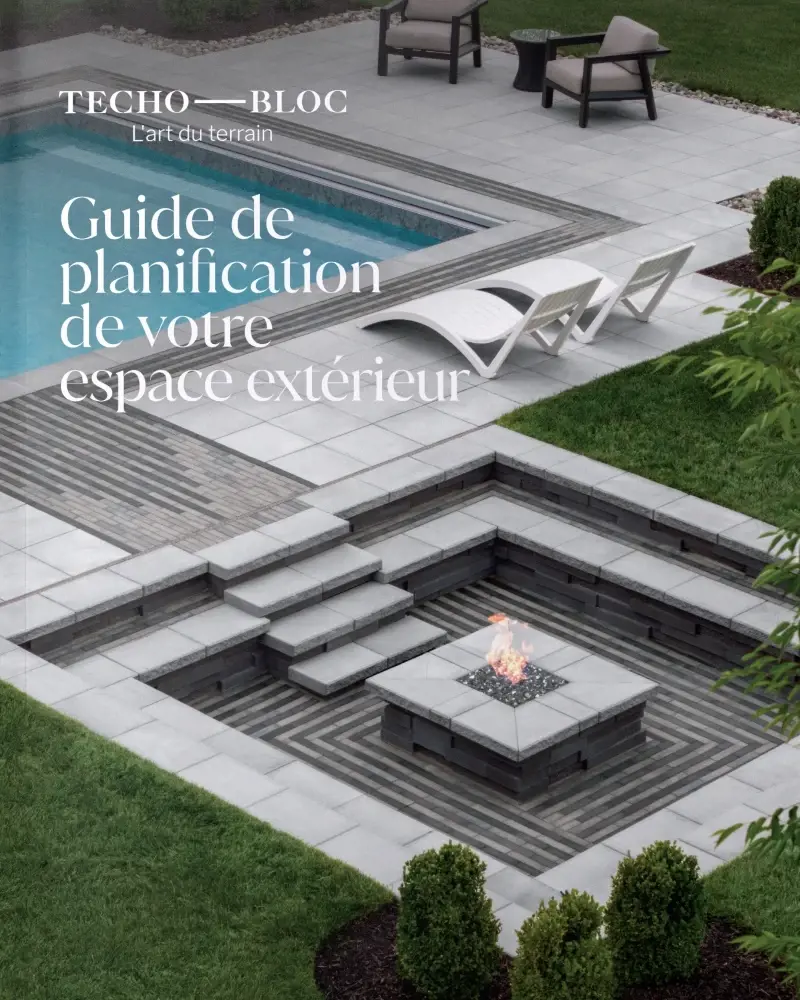 Guide de planification de cour arrière avec patio à niveaux, murs de soutènement, marches et idées d’aménagement avec foyer
