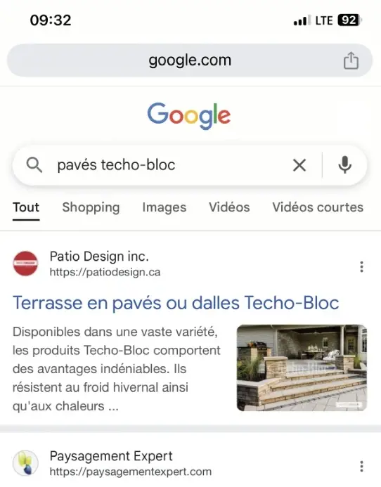 Aperçu des annonces Google Search avec une capture d’écran mobile montrant la recherche « pavers techo bloc » et un exemple de résultat commandité.