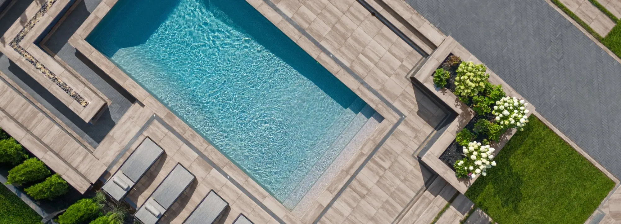 Cour arrière moderne avec piscine et pavés, mettant en avant des options de financement pour aider les entrepreneurs à conclure plus de projets.