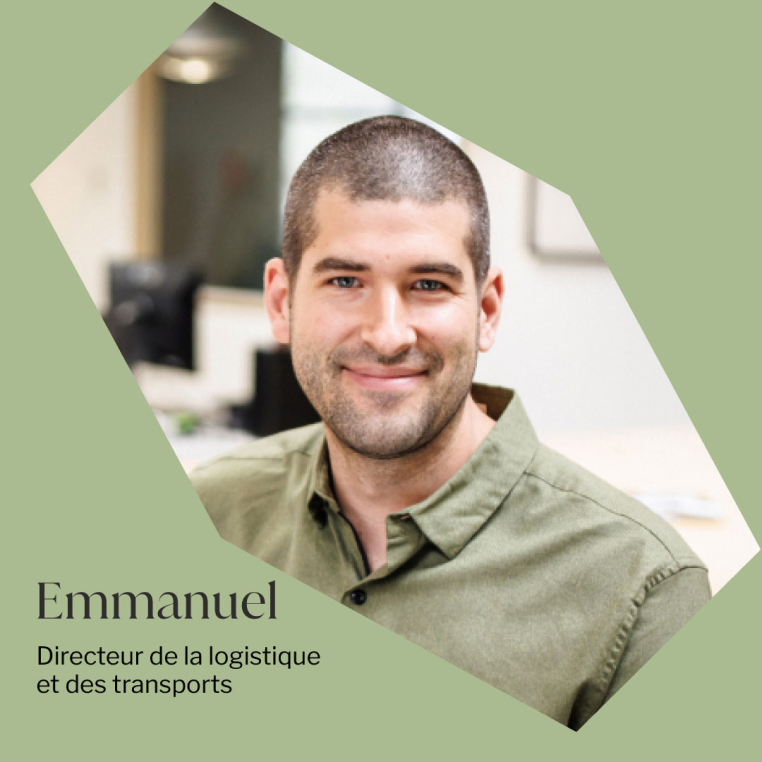 Portrait d’Emmanuel dans un environnement de travail, regardant la caméra.