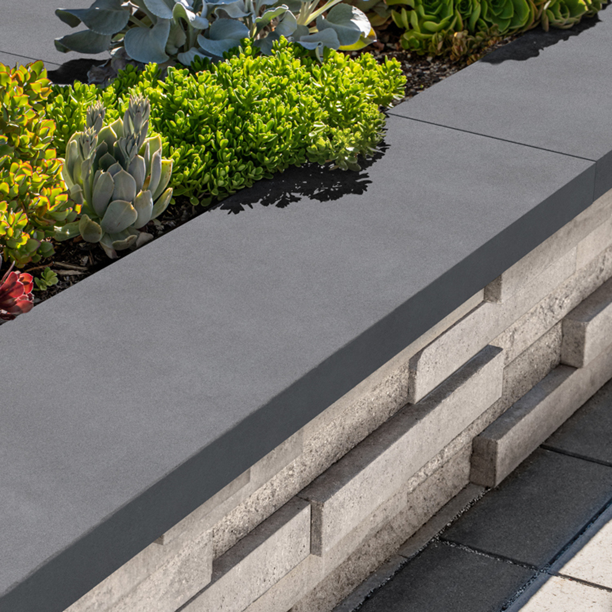 M A I N modern wall caps and pool coping Natural Stone Limestone Cap couronnement et contour de piscine moderne T B2022 Primer Techo Bloc Series 2022 006 C Caps Limestone Black
