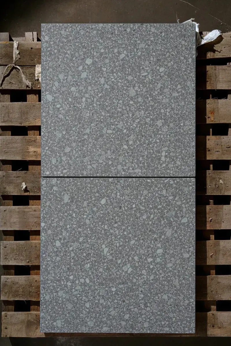 Échantillon de couleur de dalle terrazzo Techo-Bloc Noir Météore aux tons charbon foncé et granulats fins
