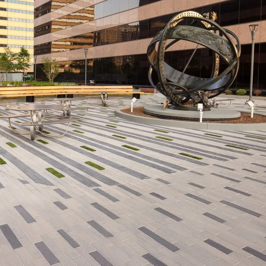 Place extérieure d’entreprise avec des pavés Linea de Techo-Bloc dans une disposition linéaire élégante, conçue pour des espaces de travail et de socialisation modernes.