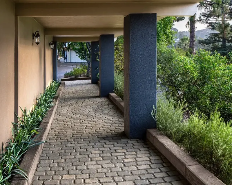 Allée couverte en pavés Villagio de Techo-Bloc, avec texture de pavé arrondie et design prêt pour la perméabilité, combinant sécurité et charme européen classique.